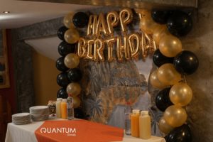 Arche de ballons Happy Birthday or et noir – Privatisation anniversaire Quantum Isoraka