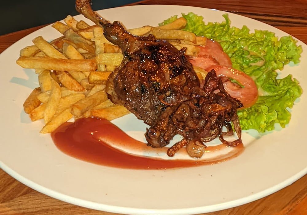 Cuisse de canard laqué confit aux oignons
