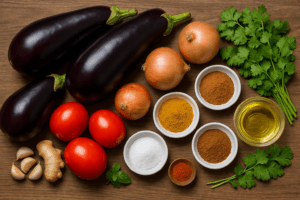 Ingrédients sur une planche en bois : aubergines, oignons, tomates, ail, gingembre, coriandre fraîche, huile et coupelles d'épices