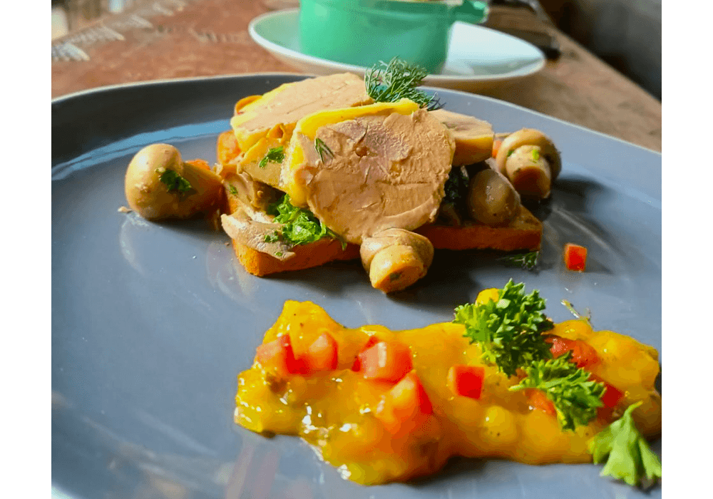 Foie gras poêlé sur lit de champignons