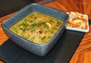 Soupe Chorba traditionnelle servie au restaurant Quantum Isoraka.