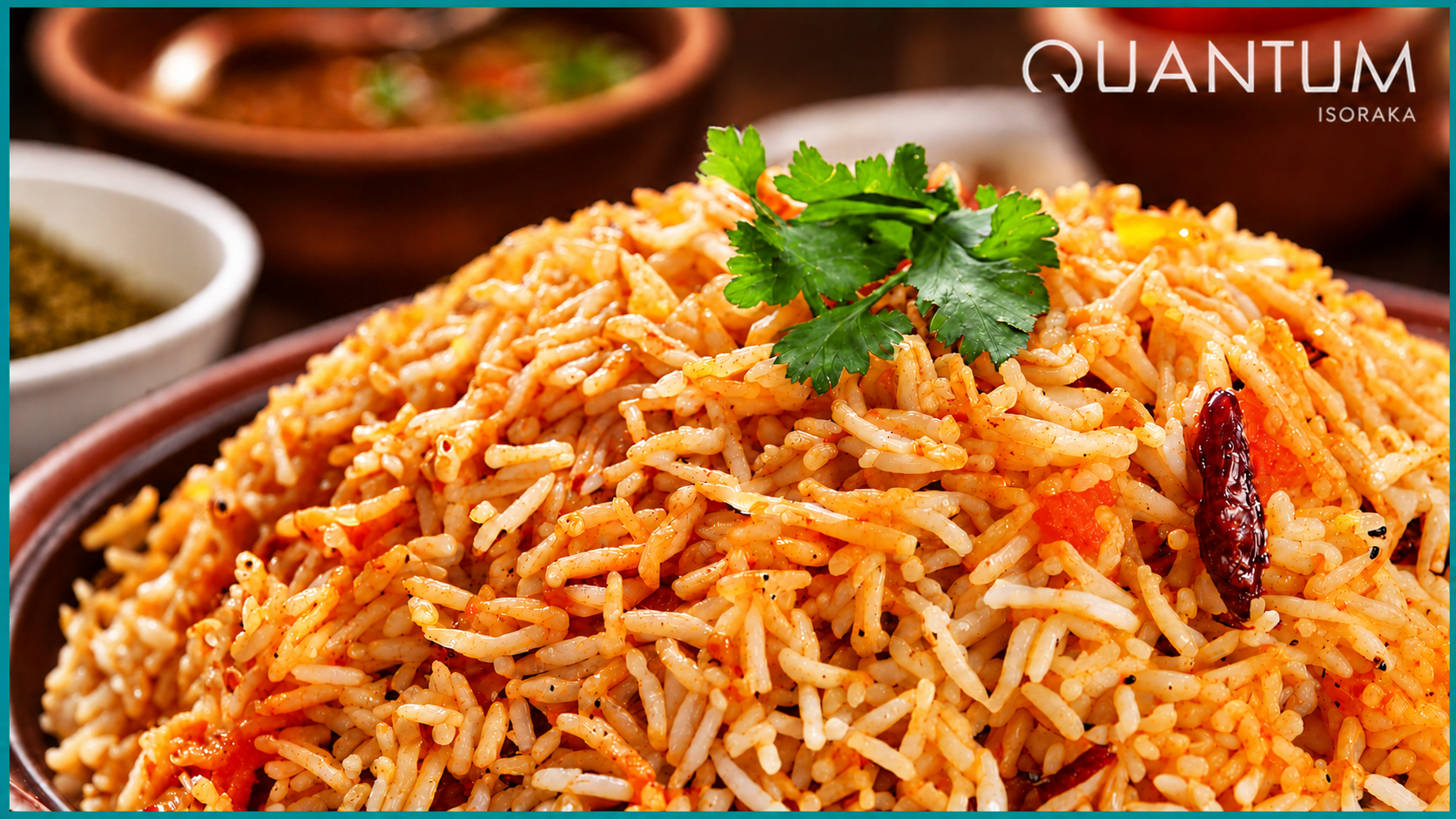 Gros plan sur un riz biryani aux épices, aux grains longs et distincts, avec la signature Quantum Isoraka.