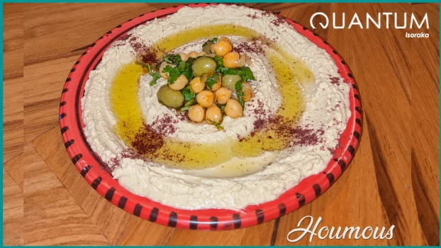 Houmous servi dans une assiette